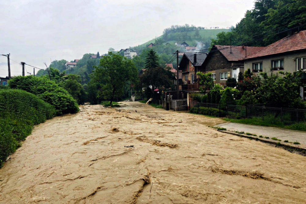 ALARMANTNO U BiH! VODA DOŠLA DO KUĆA: Srebrenik odsečen od sveta, poplavljena i džamija! Meštani ogorčeni što im nadležni ne pomažu (FOTO)