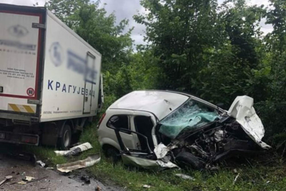 KRAGUJEVČANKU ZA VOLANOM SAM JE BOG POGLEDAO: Pogledajte na šta liči auto posle sudara u selu Božurnja kod Topole?! Kao zgažena limenka (FOTO)