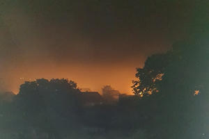 POTPUNA MISTERIJA! ČUDNA SVETLOST NOĆAS IZNAD ŠUMADIJE: Pogledajte fotografije iz predgrađa Kragujevca, a nijednog požara sinoć nije bilo! Iz planine Rudnik isijava neobična crvena svetlost (FOTO)