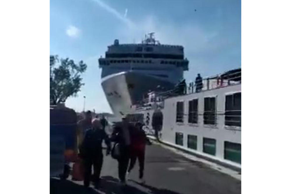 SUDAR U VENECIJI: Kruzer van kontrole udario u turistički brod i nasukao se nas dok! Ljudi u panici beželi pred grdosijom! (VIDEO)
