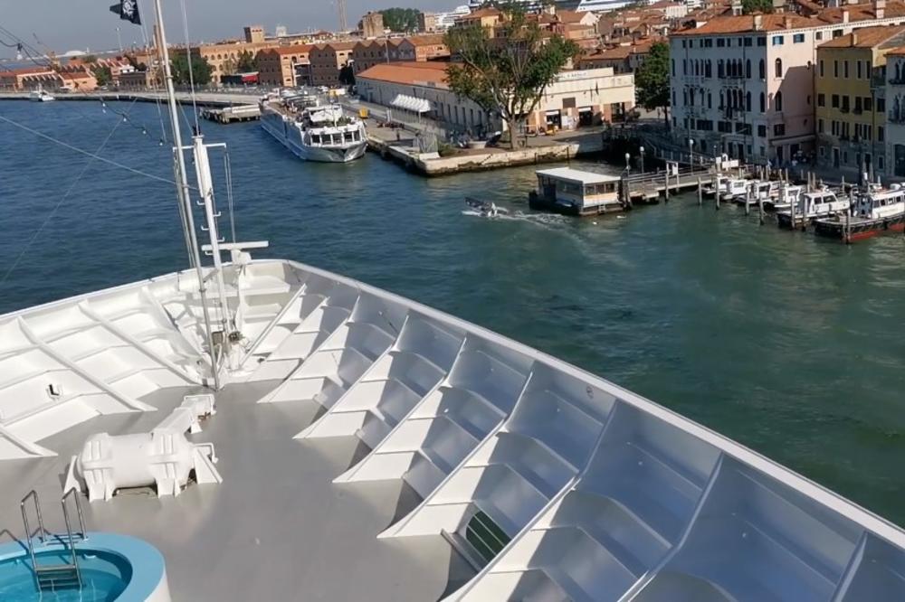 POGLED SA KRUZERA SMRTI: Novi snimak pokazuje užas pre sudara u Veneciji! Sirene besomučno trube, ljudi u očaju beže na sve strane! Zbog ovoga uskoro zabrana plovidbe velikim brodovima! (VIDEO)