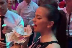 MILICI PAVLOVIĆ GURALI NOVČANICE U RUKE: Pevačica zgrnula ogroman bakšiš, a pevala je ovaj VELIKI HIT svoje koleginice! (VIDEO)