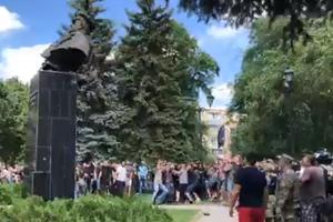 UKRAJINSKI NACIONALISTI SRUŠILI BISTU MARŠALA ŽUKOVA: Desničari besneli u Harkovu, masa klicala (VIDEO)