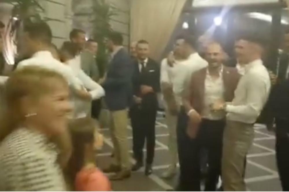 CRNO-BELA LIGA ŠAMPIONA: Na svadbi Lole Smiljanića okupila se generacija koja je 2010. odvela Partizan u elitu (VIDEO)