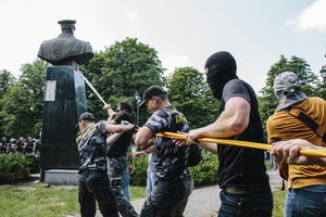 HARKOV: Gradonačelnik obećao obnovu spomenika čuvenom Žukovu koji su ukrajinski desničari srušili!