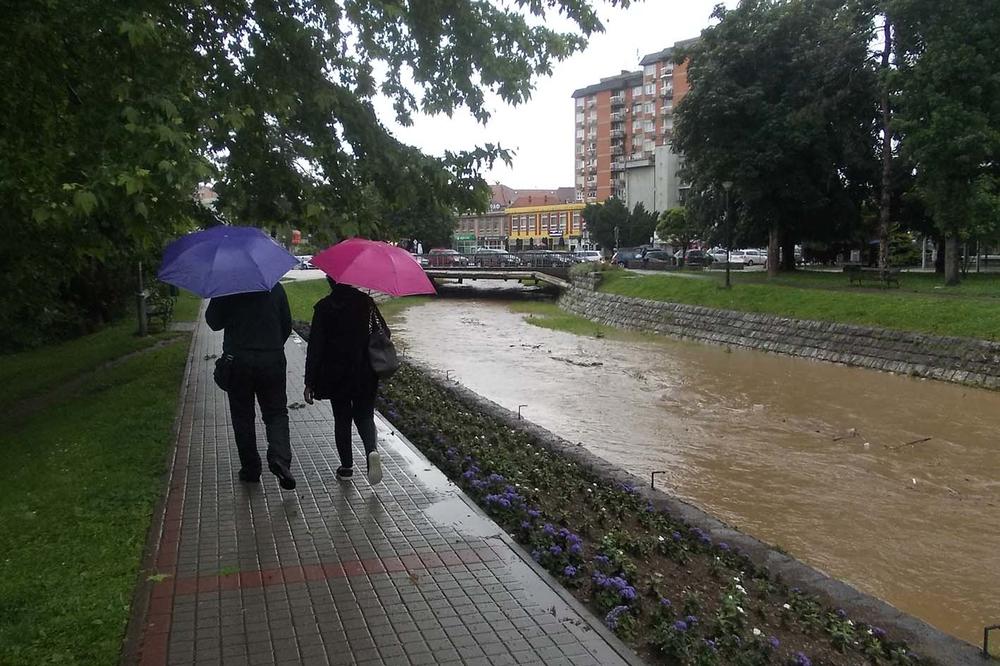 NEVREME  SE SRUČILO I NA LOZNICU: Reka Štira u centru grada izašla iz korita, nosila sa sobom smeće i granje