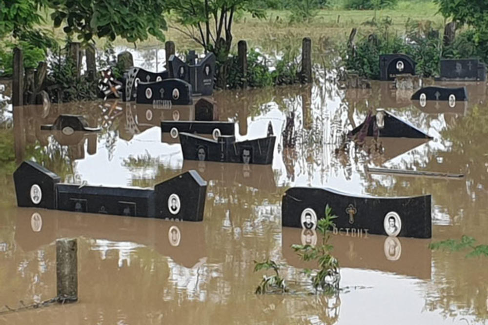 DA VAS UHVATI JEZA: Groblje u selu Adrani pod vodom! Nadgrobni spomenici vire iz vode! Čak se ne vide imena pokojnika! (FOTO)