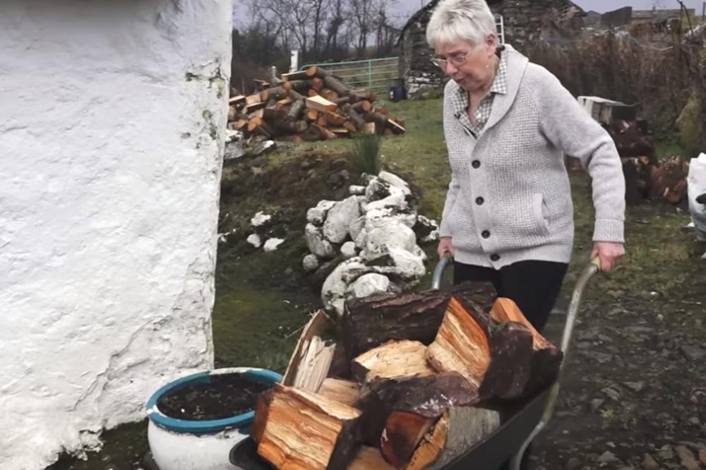 SKORO 80 GODINA ŽIVI BEZ STRUJE I VODE: Živi u kolibi iz 18. veka, 10 puta dnevno ide do bunara, ali kaže da ništa ne bi menjala! Samo od jedne stvari strahuje (VIDEO)