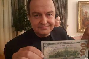 ŠTA TO RADI IVICA DAČIĆ? Šef srpske diplomatije ispisao SAMO 3 REČI na novčanici i zapalio internet (FOTO)