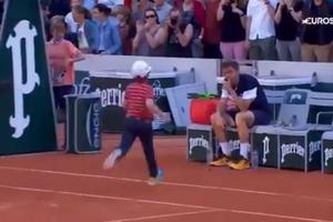 I KAMEN BI ZAPLAKAO: Najemotivnija scena na Rolan Garosu! Sin francuskog tenisera tešio oca posle poraza  (VIDEO)