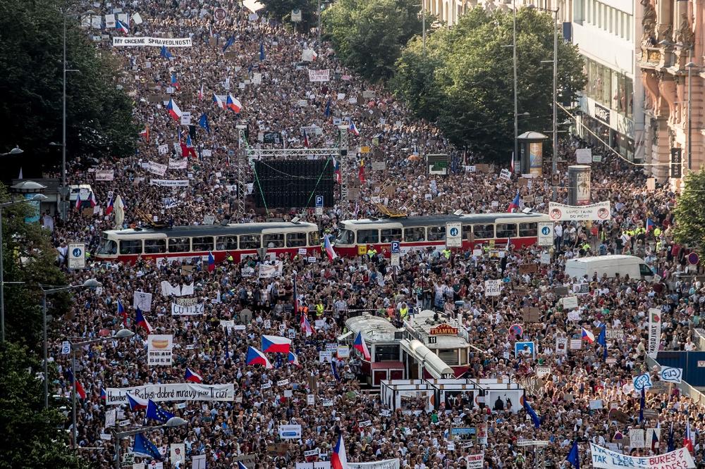 OVAKVI PROTESTI NISU VIĐENI OD PLIŠANE REVOLUCIJE: Na praškom trgu okupilo se 120.000 ljudi, traže ostavke premijera i ministarke pravde!