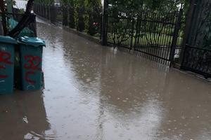 ŽITELJI LESKOVAČKE ULICE OČAJNI: Dva dana posle poplave plivaju u fekalijama, strahuju od zaraze
