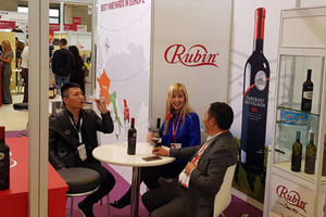 SRPSKI “RUBIN” OSVAJA KINU: Kruševačka fabrika pića, među odabranim  proizvođačima vina i alkohola na drugom kontinentu