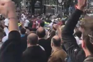 ENGLESKI NAVIJAČI DIVLJALI U PORTU: Haos na ulicama, gađali policiju flašama... Savez Engleske: Oni su sramota za naš tim! (VIDEO)