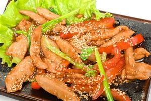 IDEALAN PREDLOG ZA LAGANU VEČERU: Kineska salata sa PILETINOM i POVRĆEM će vas osvežiti i napuniti ENERGIJOM! (RECEPT)