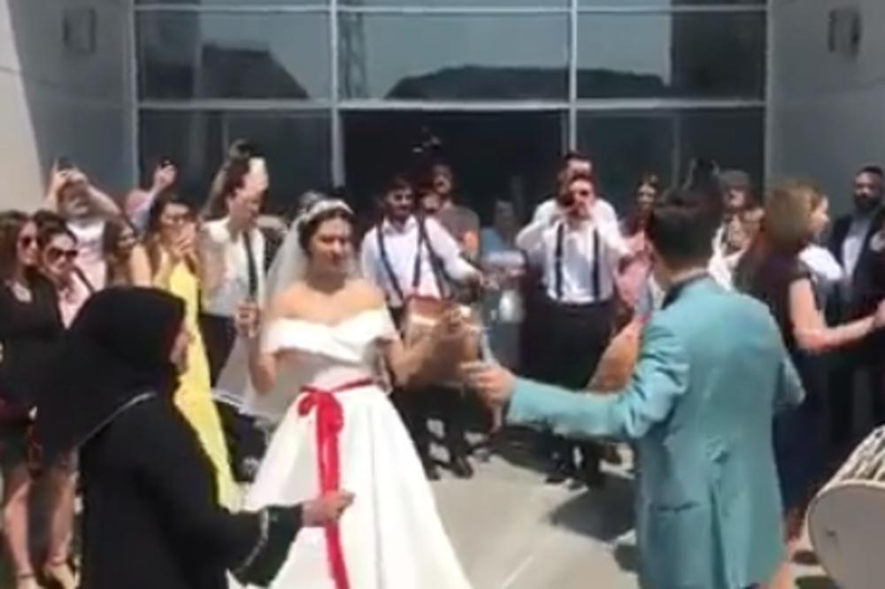 TRADICIONALNA TURSKA SVADBA: Mesut Ozil oženio najlepšu ženu Turske! Jedan gest glumice i fudbalera ostavio je sve svatove BEZ REČI (VIDEO)