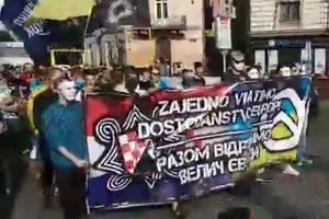 UKRAJINSKI NACIONALISTI SE DIGLI PROTIV SRBIJE! Huligani organizovali Ukrajinsko-hrvatski marš pred meč sa Orlovima u Lavovu! Skandirali protiv SRBIJE I PUTINA! (VIDEO)