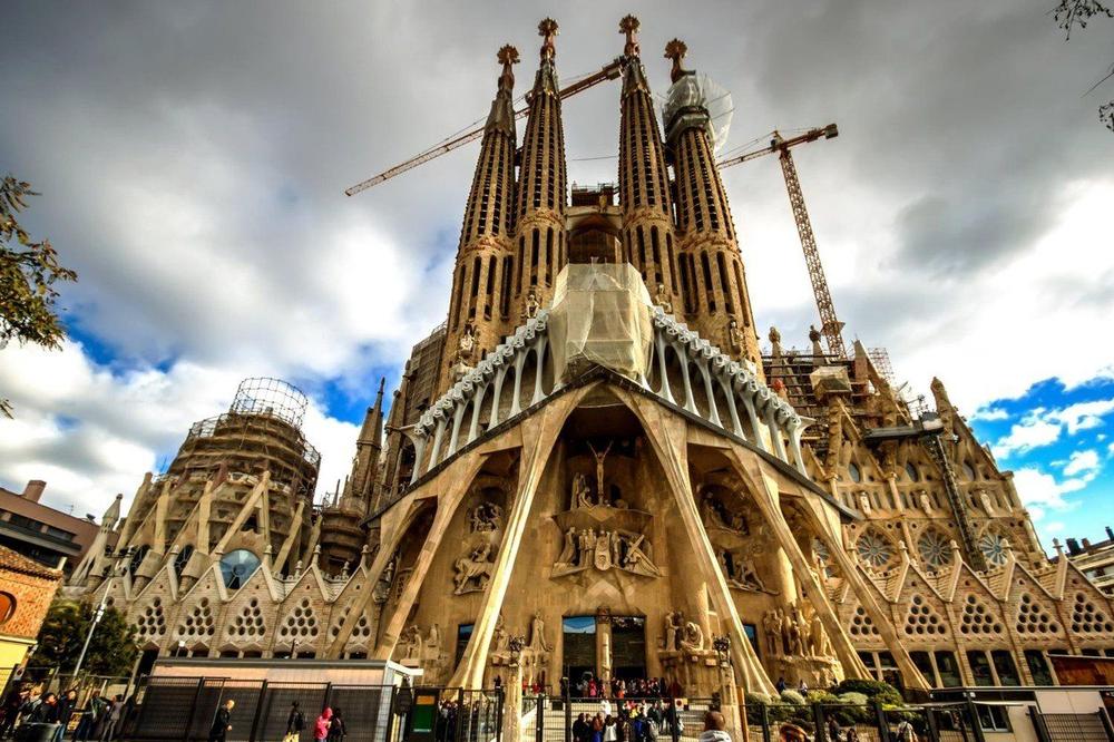 SAGRADA FAMILIJA DOČEKALA DOZVOLU POSLE 137 GODINA: Simbol Barselone, čuvena Gaudijeva nedovršena bazilika, nikada nije imala građevinsku dozvolu!
