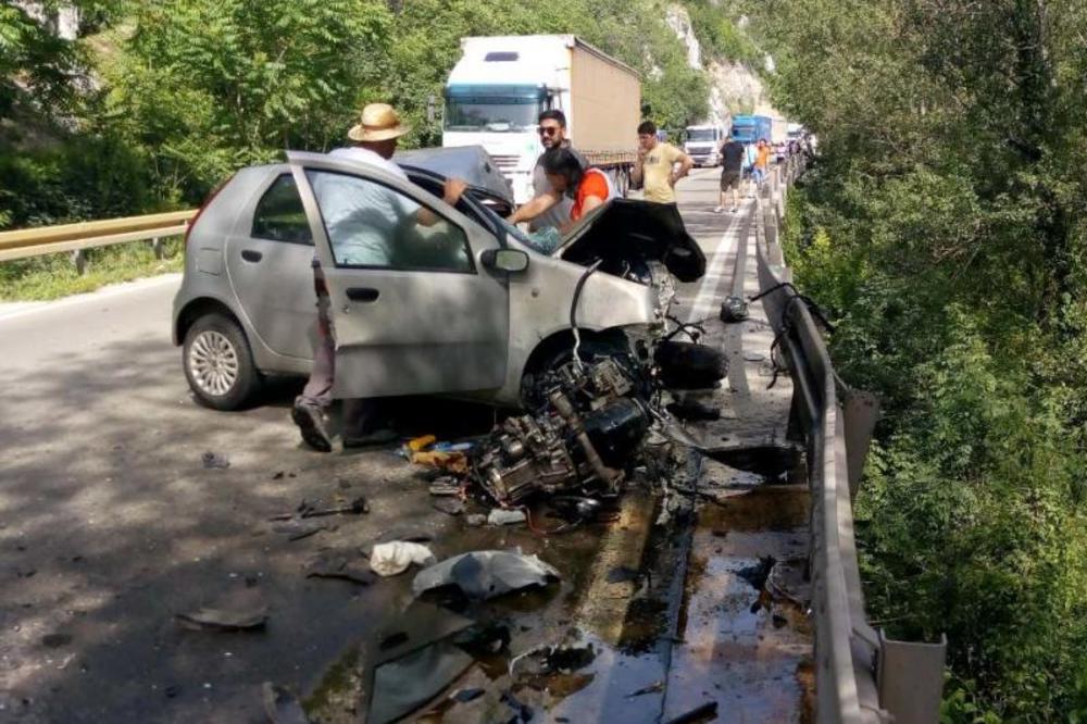 DIREKTAN SUDAR U SIĆEVAČKOJ KLISURI: Muškarac nastradao, devetoro povređenih u udesu u tunelu (FOTO)