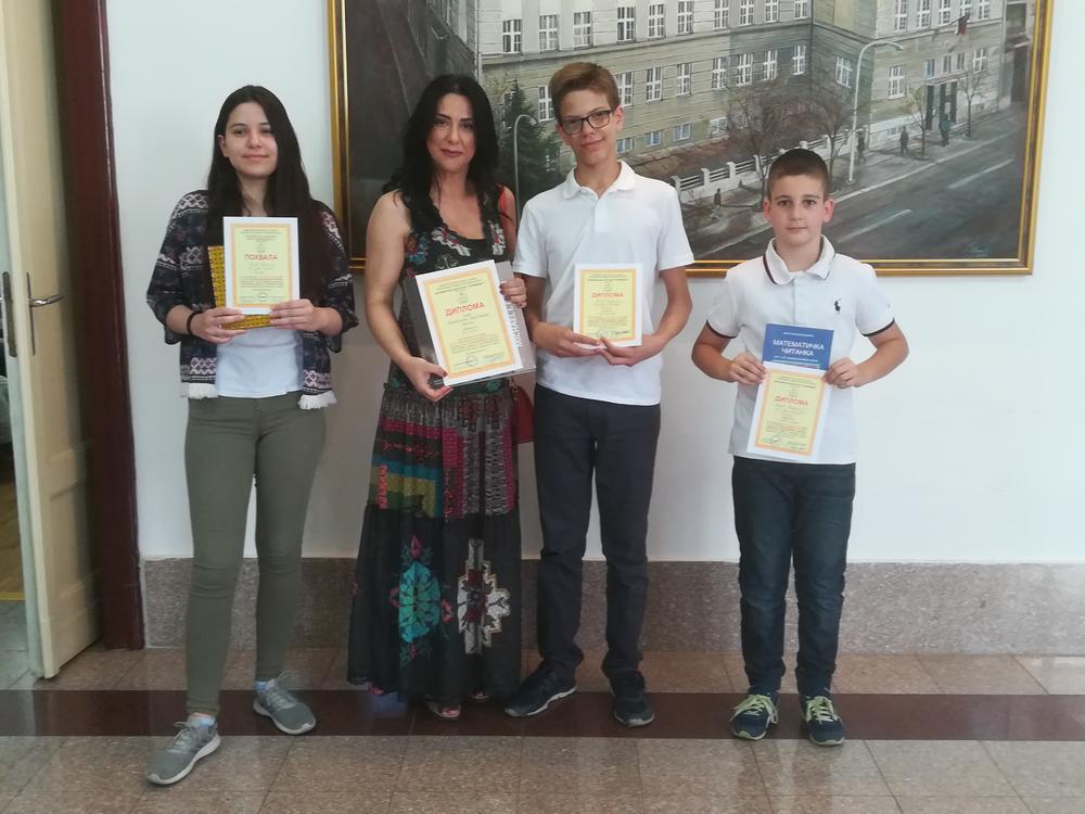 Nagrađeni iz OŠ 'Jovan Popović' na Karaburmi: Marija Bilas, nastavnica matematike Sanja Dražić, Đorđe Vasić i Milutin Pašić