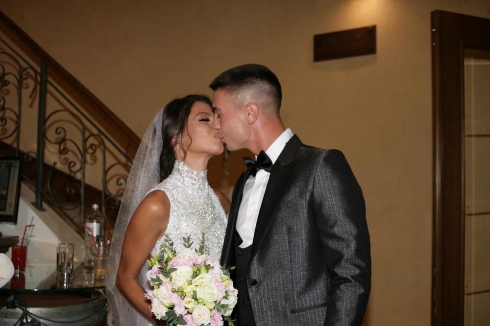 SVADBA VODITELJKE I FUDBALERA: Tijana i Mihailo nikad srećniji, a tek da vidite njen IZREZ na venčanici! (FOTO)