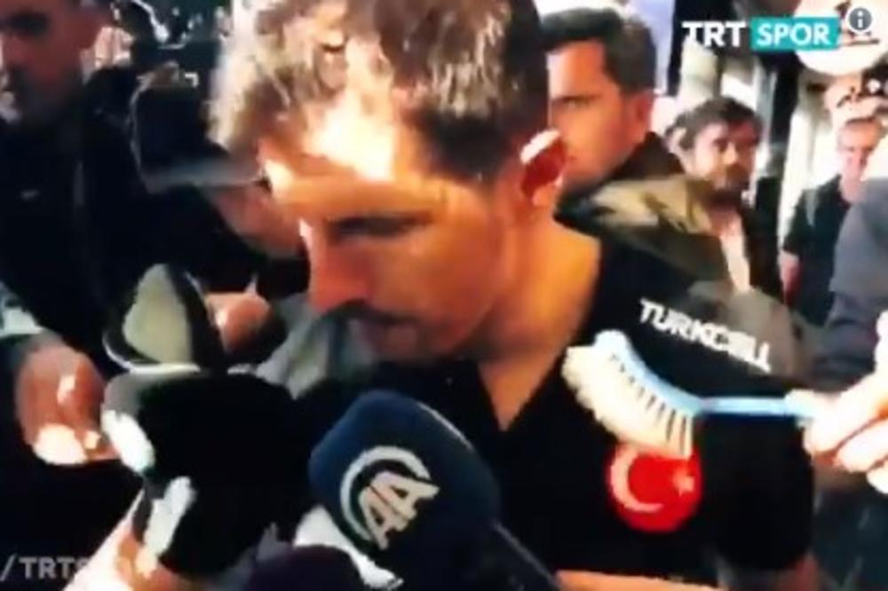 ISLANĐANI TURKE MALTRETIRALI TRI SATA NA AERODROMU: Emreu pod nos stavili četku za VC! (VIDEO)