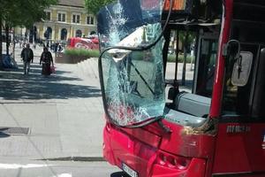 INCIDENT NA SAVSKOM TRGU: Sudarila se dva autobusa, na jednom kompletno razbijeno staklo (FOTO)
