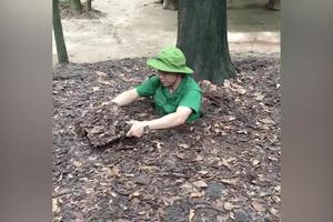 SAD GA IMA, SAD GA NEMA: Ovaj čovek samog sebe zakopava u šumi,neverovatno je kako u trenutku postaje nevidljiv (VIDEO)