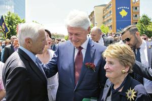 "KAD SMO MEDLIN I JA SPAŠAVALI KOSOVO..." Sramne reči Bila Klintona na sahrani Olbrajtove, ne propušta priliku da vređa Srbe