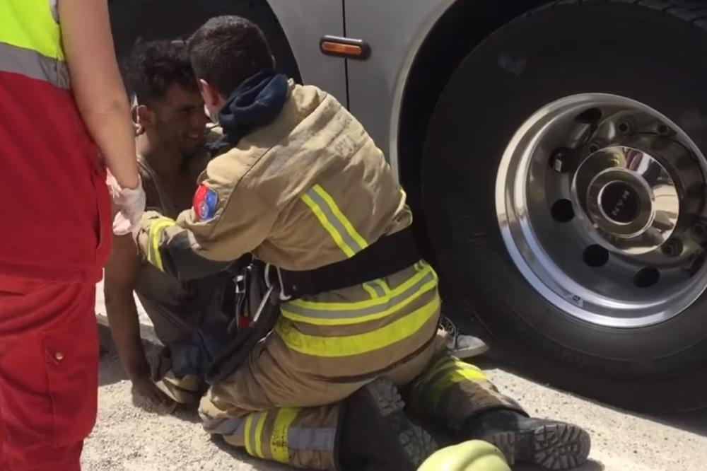 MIGRANT SE SAKRIO ISPOD AUTOBUSA, JEDVA GA IZVUKLI: Kad su ga spasli usledio je zagrljaj koji će svi pamtiti (VIDEO)