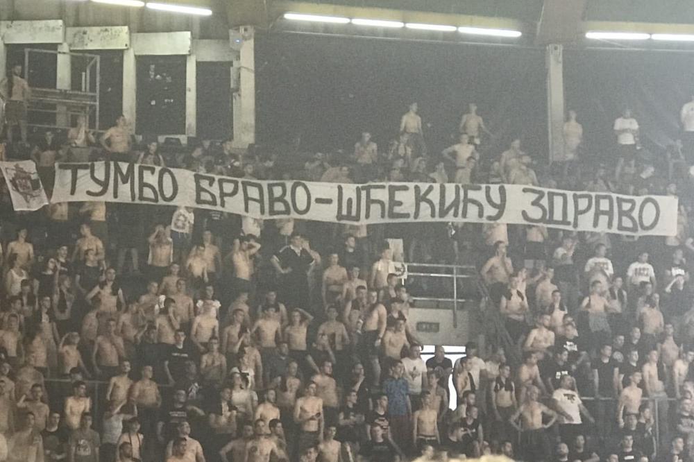 GROBARI IZVREĐALI BIVŠE I SADAŠNJE FUDBALERE PARTIZANA: Navijači crno-belih veličaju Tumbakovića, a evo šta su poručili onima koji su igrali protiv tzv. Kosova (FOTO)