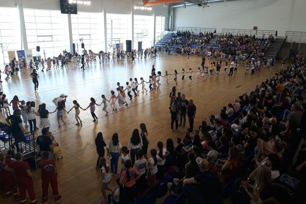 PRAZNIK IGRE I RADOSTI U LAPLJEM SELU KRAJ GRAČANICE: Evo kako je 2.000 dečaka i devojčica iz srpskih enklava učilo da igra Moravac i Užičko kolo (FOTO, VIDEO)