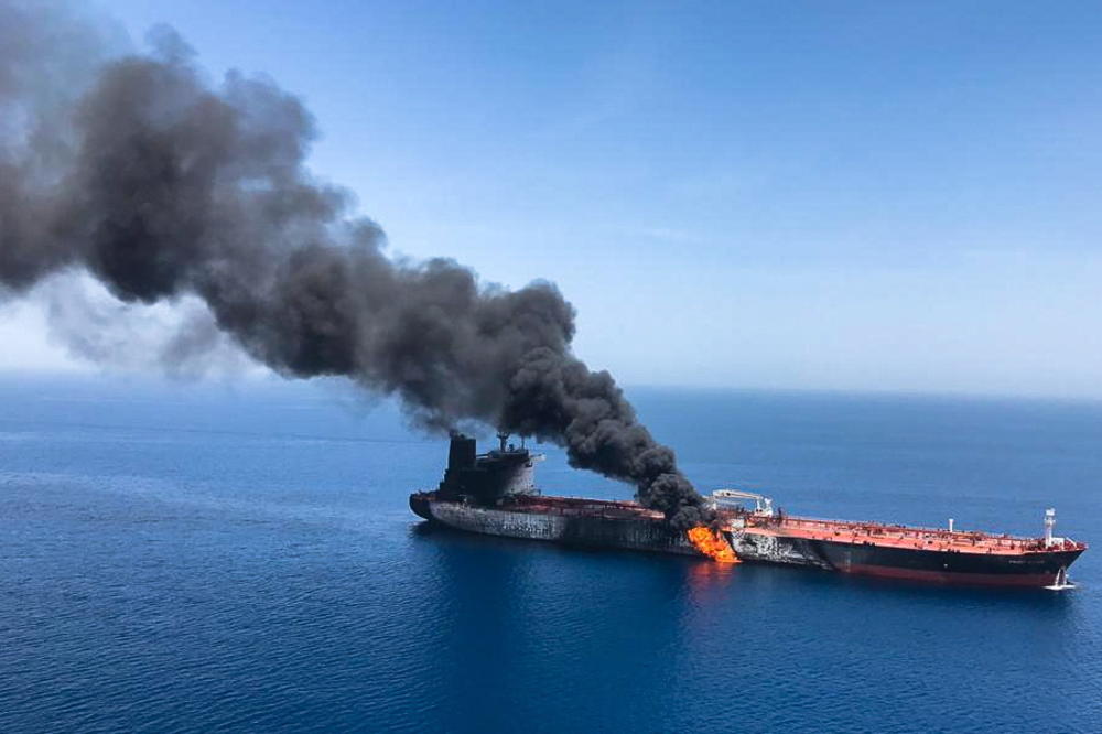 DRAMA U ZALIVU, NA KORAK DO RATA: Napadnuti tankeri! Kulja crni dim sa broda punog metanola! Amerika optužuje Iran za napad torpedima! (VIDEO, FOTO)