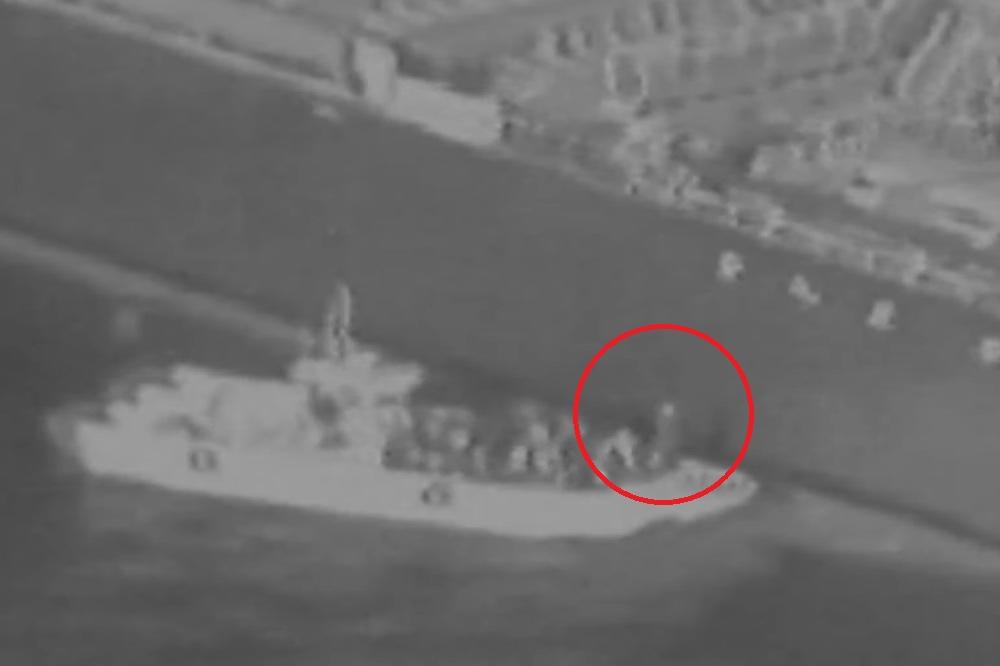 SNIMCI KOJU MOGU DA ZAPOČNU RAT: Amerikanci objavili video na kojem Iranci uklanjaju dokaze i odnose minu koja nije eksplodirala na tankeru! (VIDEO)