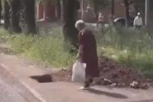 ZEMLJA JE PROGUTALA!? Baba u trenutku isparila sa pešačke staze! (VIDEO)