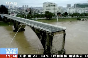 NESREĆA U KINI! SRUŠIO SE MOST ZA PAR SEKUNDI: Automobili popadali u reku! Čitava sekcija od 120 metara se samo survala u vodu usred noći! (VIDEO)