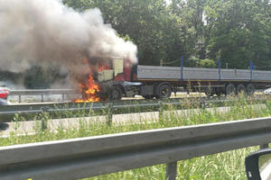 DRAMA NADOMAK ZMAJA: Zapalio se kamion na auto-putu kod aerodroma u smeru ka Beogradu (VIDEO)