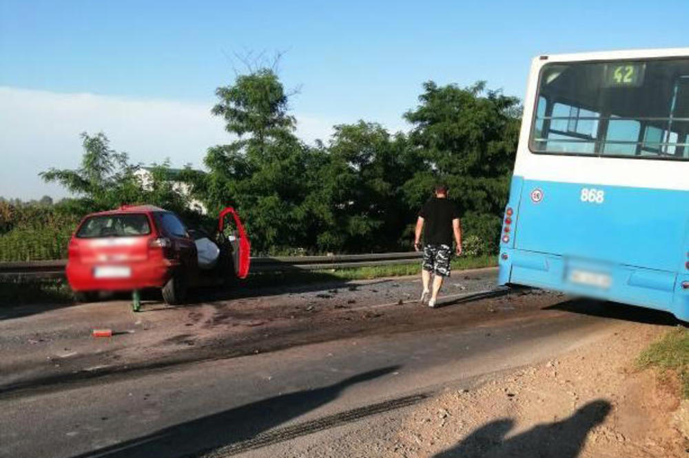 POGINUO MUŠKARAC NA PUTU IZMEĐU NOVOG SADA I RUMENKE: Autom se direktno sudario sa autobusom JGSP!