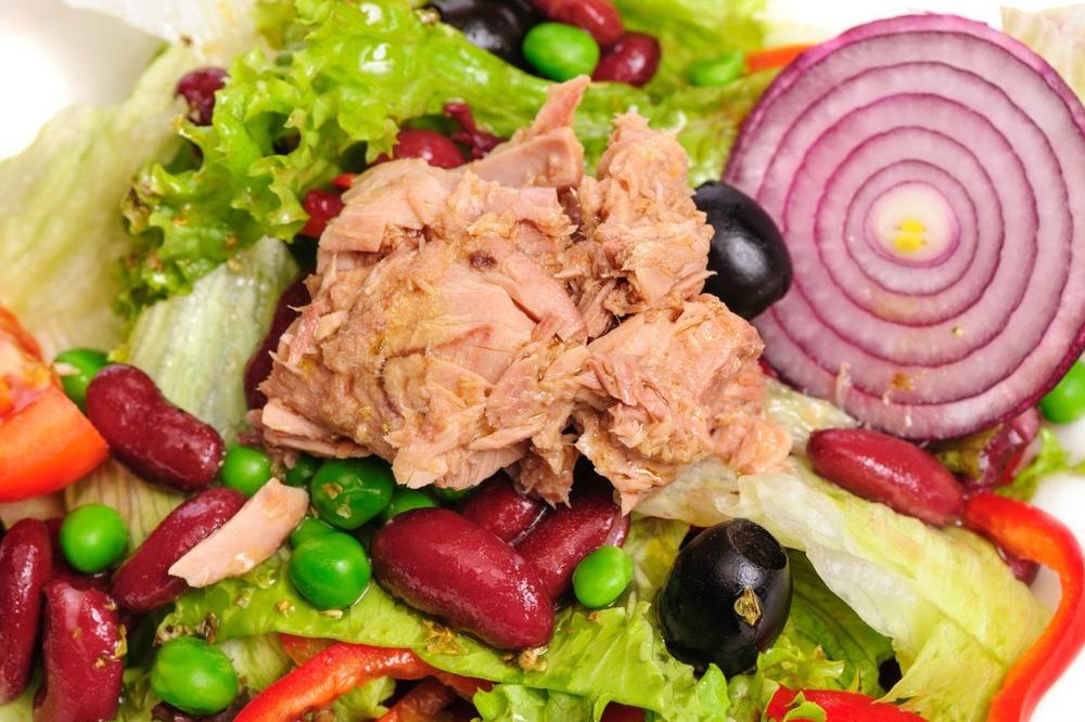 SALATA OD TUNJEVINE I TIKVICA: Samo 20 minuta vas deli od zdravog zalogaja, a na paljenje ŠPORETA ne morate ni da mislite! (RECEPT)