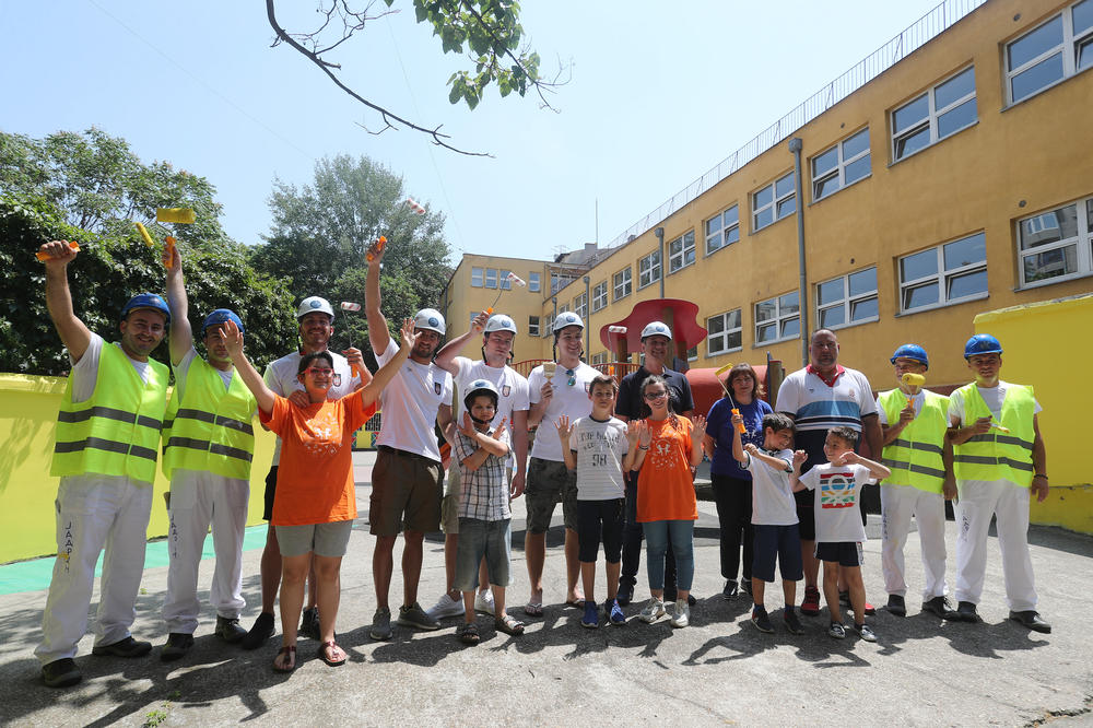 ŠAMPIONI VELIKOG SRCA: Vaterpolisti uredili dvorište osnovne škole za decu sa smetnjama u razvoju (FOTO)