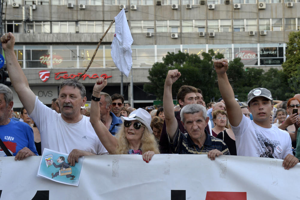 ODRŽAN PROTEST JEDAN OD PET MILIONA: Protestna šetnja završena ispred Rektorata