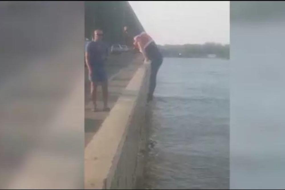 SEKUNDE SU GA DELILE OD SMRTI: Dramatičan snimak spasavanja muškarca sa Pančevačkog mosta! Hteo da skoči, a onda su se pojavili policajci (VIDEO)