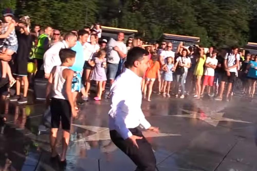 ZELENSKI PODETINJIO: Protrčao kroz fontanu, pa zbunio i svoje obezbeđenje (VIDEO)