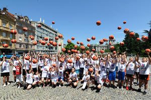U SUSRET EVROBASKETU: Košarkaški marš u Beogradu 10 dana pre početka Evropskog prvenstva za košarkašice! U povorci bubnjari i više od 100 devojčica (FOTO)