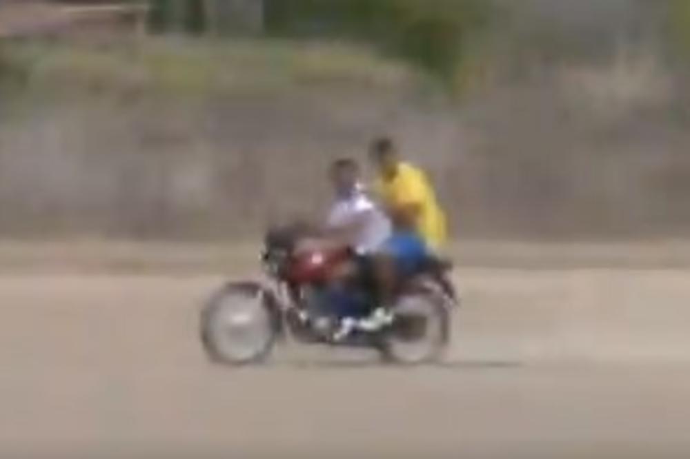 OVO MOŽE SAMO U BRAZILU: Golman na motoru jurio preko terena do svog gola! Pogledajte ovaj spektakl (VIDEO)