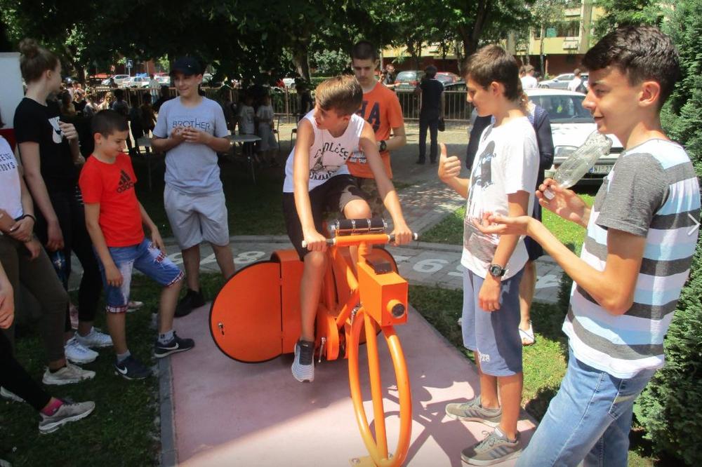 OVI KLINCI IZ NIŠA SU GENIJALCI! Napravili bicikl koji proizvodi struju, puni mobilne telefone, a uz pomoć njega možete da slušate i omiljenu radio stanicu (FOTO, VIDEO)