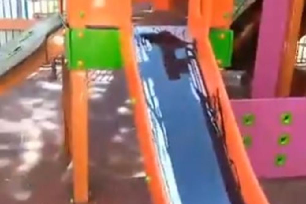 KOJI JE NEČOVEK OVO MOGAO DA URADI: Uništeno dečje igralište na Karaburmi, klackalice, tobogani i penjalice potpuno umazani mašinskim uljem