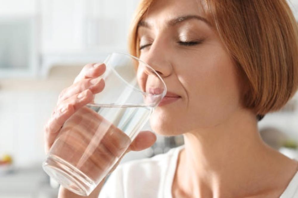 CEO ŽIVOT POGREŠNO RADITE: Evo kada je bolje piti TOPLU, a kada HLADNU vodu