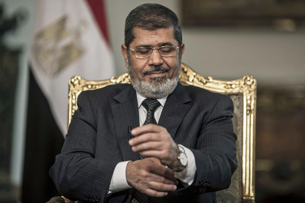 ŠOK! BIVŠI PREDSEDNIK EGIPTA UMRO TOKOM SUĐENJA: Muhamed Morsi (69) u sudnici dobio srčani udar i srušio se! Nasledio je Mubaraka 2012. godine, a dolazi iz zabranjenog Muslimanskog bratstva!