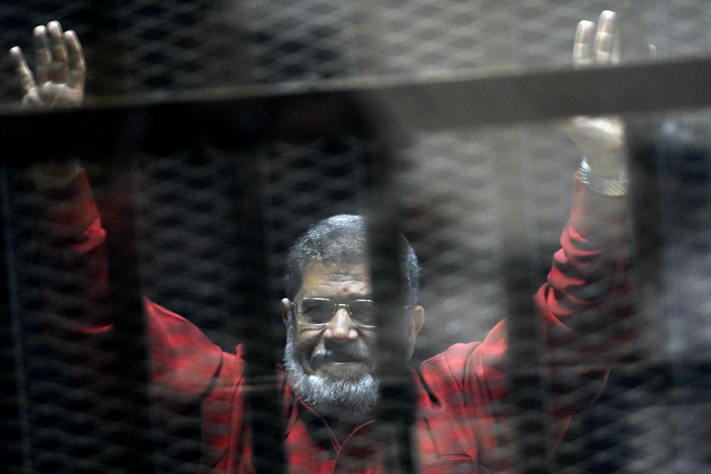 ZAPRETIO DA ĆE OTKRITI MNOGE TAJNE I SRUČIO SE NA ZEMLJU: Morsi (67) samo nekoliko minuta pre smrti dobio dozvolu da se obrati sudu ali nije ispunio šta je naumio!